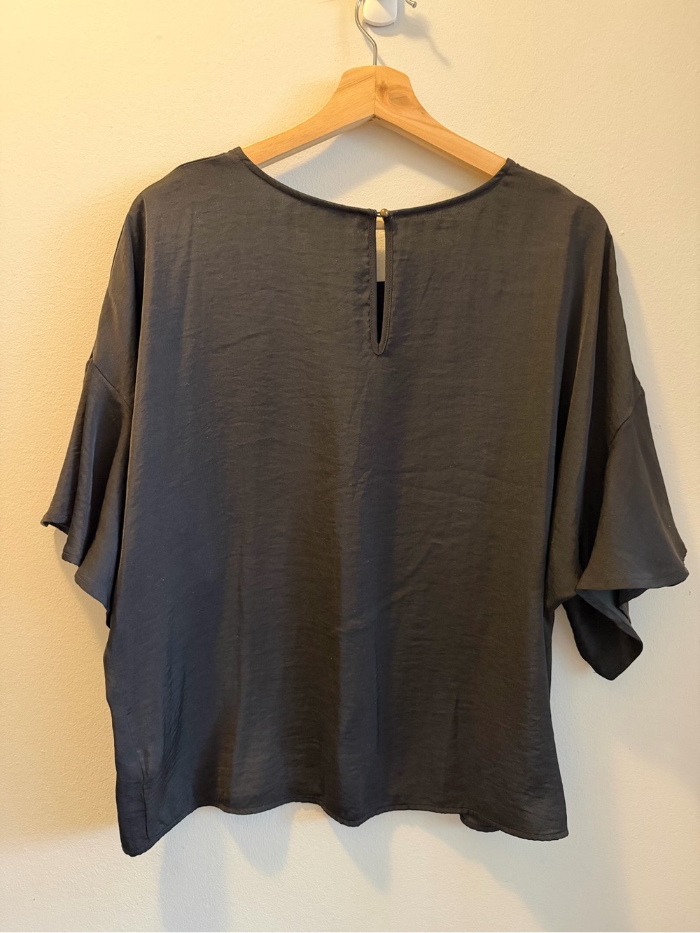 Who What Wear Black Relaxed Flutter Sleeve Top - Picture 5 of 5